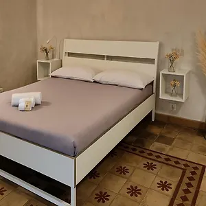 Casa vacanze Maniace 57, Ortigia Historic Center, 200 Mt From The Syracuse